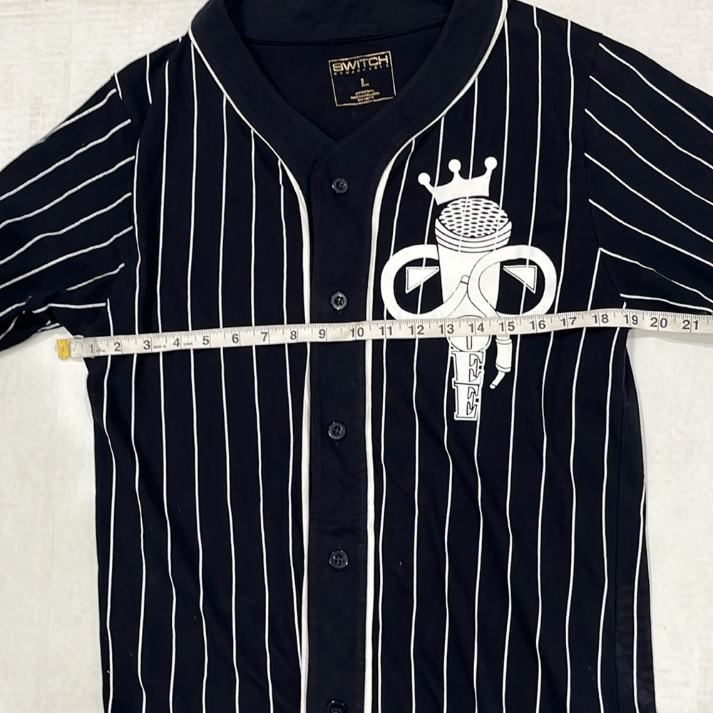 Switch Remarkable Legendary Black & White Pinstriped Shirt with Logo.    SIZE L - Picture 10 of 11